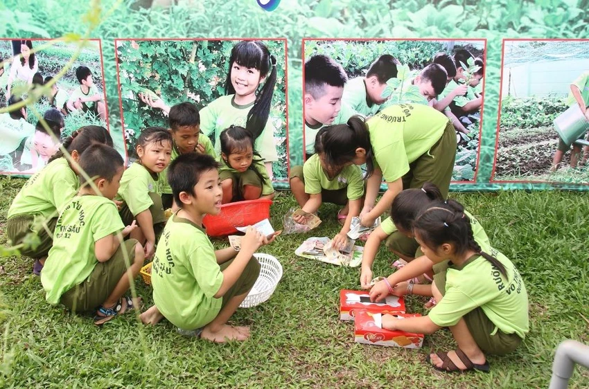 Cùng nhau tính tiền bán được sau khi bán hết hàng